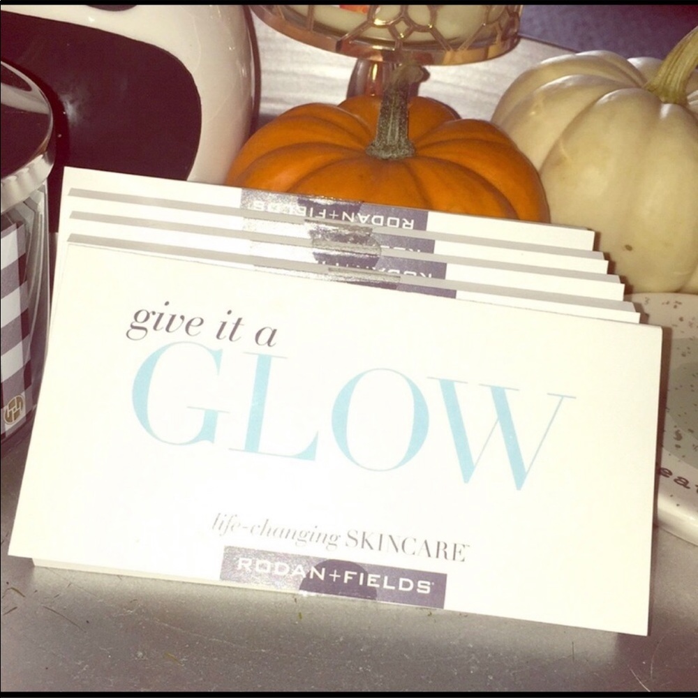 7 unopened Give It a Glow packets!